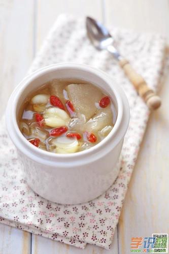 炖盅内炖2小时即可.出锅放入枸杞即可.