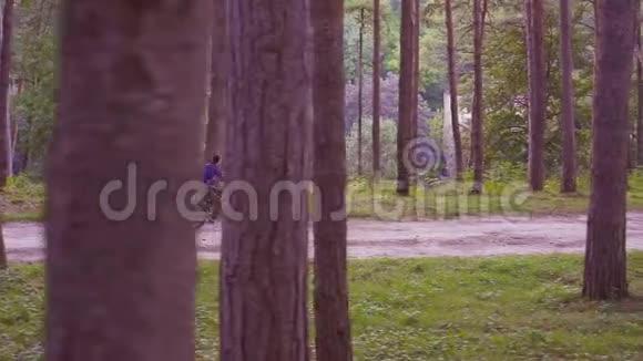 女孩骑着自行车在公园里稳步射击