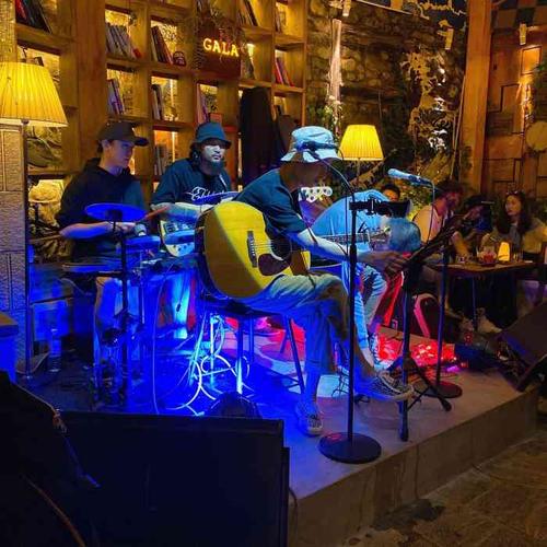 有气氛,一群民谣酒吧中的另类.