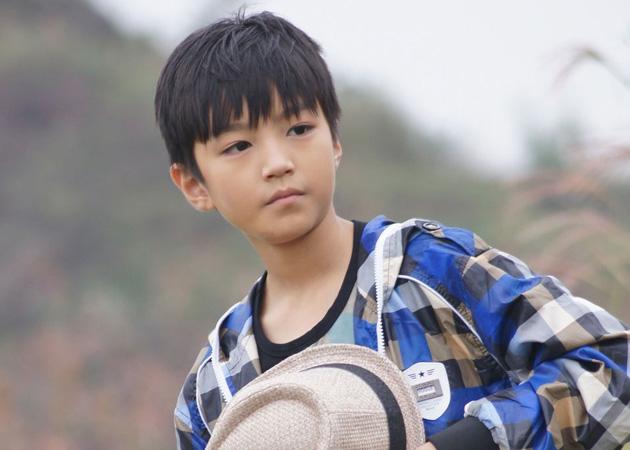 服饰 流行搭配 > 正文     小学霸王俊凯  小时候的王俊凯脸型还不