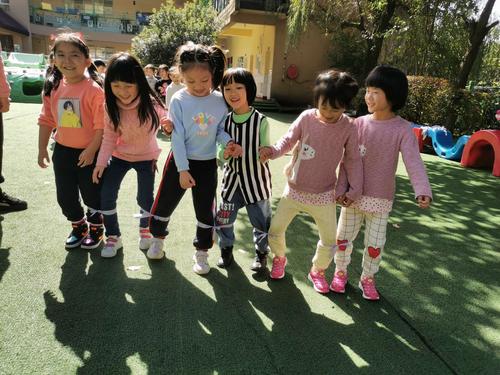 馨昕幼儿园大一班体育游戏《多人多足》