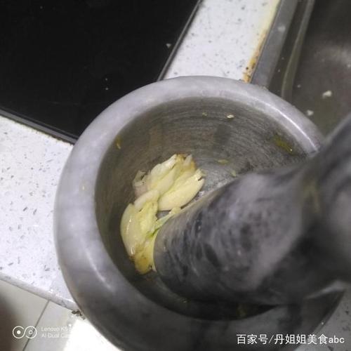 适量的食盐,面粉的量只需每一个豆角能沾到面粉就好,用筷子搅拌均匀
