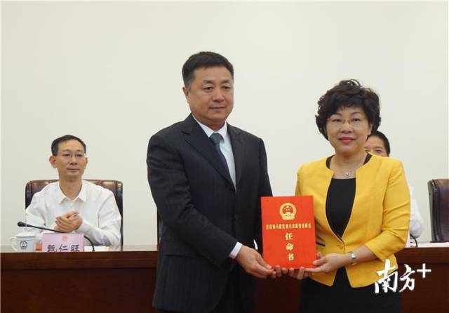 江门市人大常委会常务副主任钟军为刘国华(左)颁发任命书.郑琦 摄