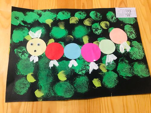 11月7日小班创意美术作品《毛毛虫》