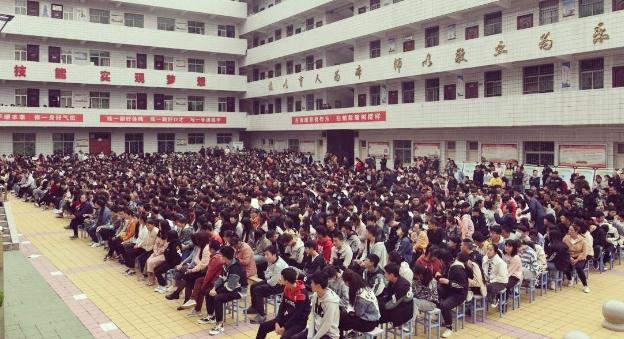 传递感恩,点燃梦想——洛南职教中心大型德育教育报告会