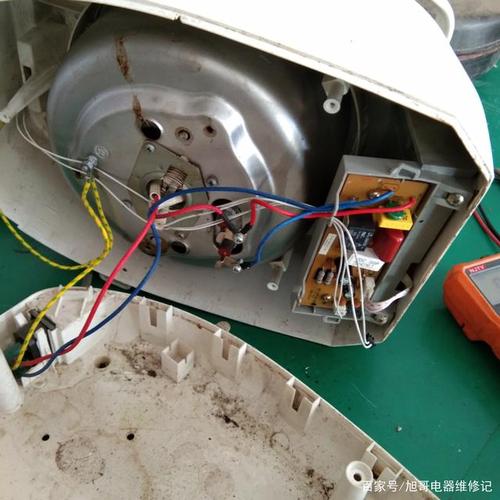 今天维修一台电饭煲用户说煮饭不熟