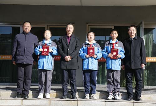 星章闪耀点亮未来朔州市少先队集中颁发红领巾奖章三星章