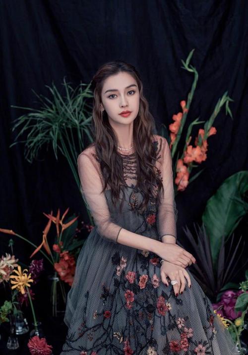 迪奥仙女裙搭配大波浪卷发,优雅