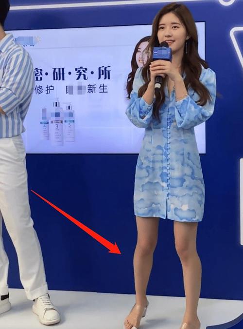 赵露思外出工作被遇,路人视角的生图传开后,这腿型是认真的?