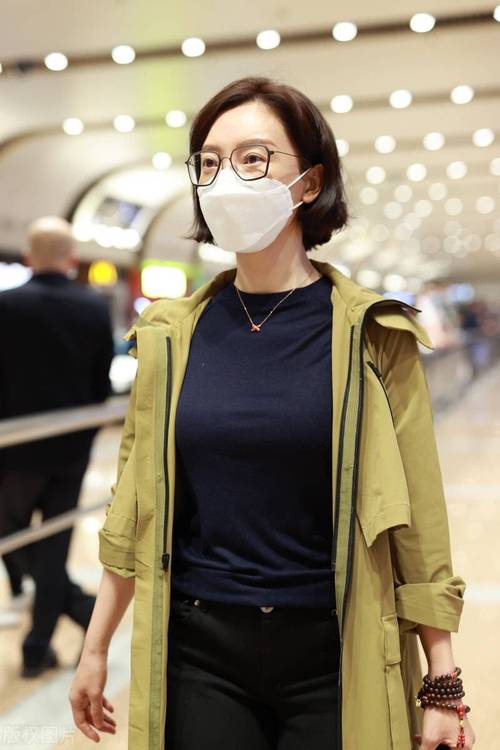 陈数走机场被拍,穿紧身t恤配风衣,身材是真好即使素颜也漂亮!