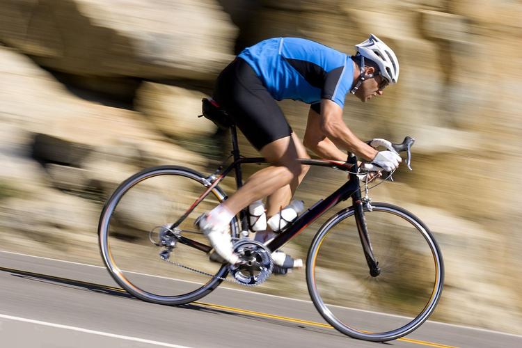 运动自行车有别于代步用的普通自行车,根据使用场合不同,可分为:公路