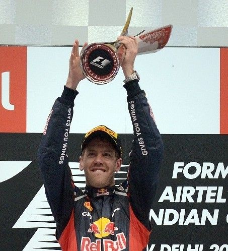 维特尔夺冠军奖杯      2012年10月28日——f1赛车大奖赛