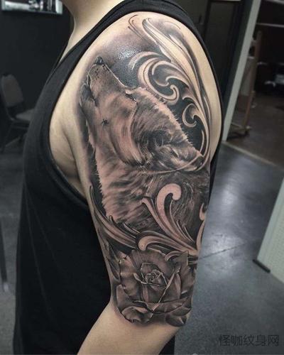 写实大臂狼玫瑰纹身图案