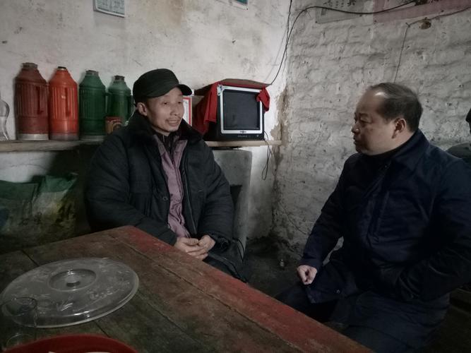张达华率队深入徐桥镇桃铺村走访贫困户 - 安徽省太湖县人大常委会