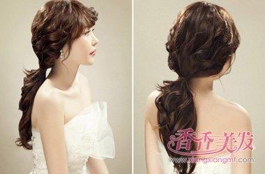 女生蓬松卷发扎马尾有刘海发型设计