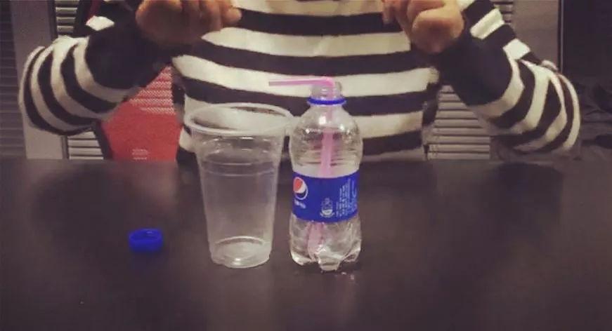 吹气水枪 揭秘: 我们往瓶中吹气,瓶中的气压升高,但是瓶口被我们堵住