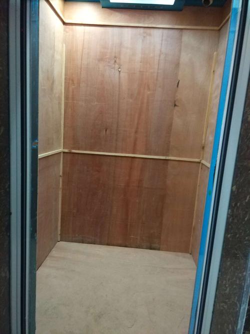 这是电梯内部,监控已安装,四面还是木板,后期会改造一新的哟