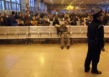 太原火车站候车老人猝死 僧人握手为其超度