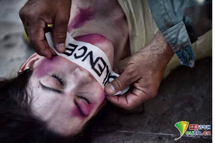 墨西哥艺术家全身裹胶带扮"尸体" 抗议杀害女性