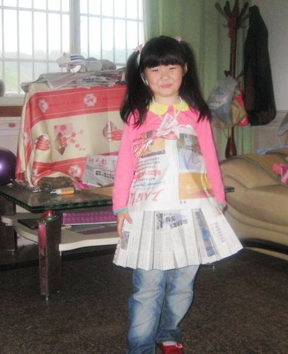 幼儿园六一有一个节目是环保时装秀,在网上找了灵感,折了个报纸裙,没