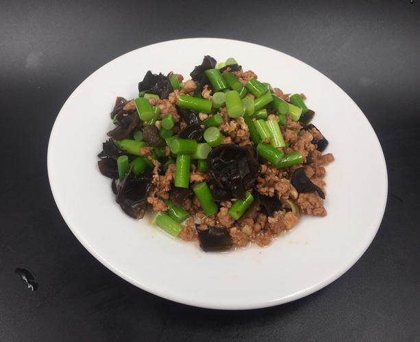 肉炒蒜薹木耳(肉20g蒜薹木耳40g)