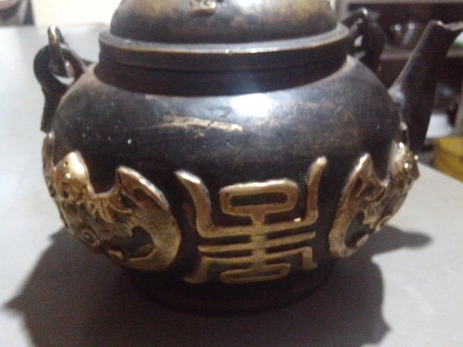 铜壶身有4只蝙蝠成对称,壶俩侧有2个字不认识,壶底有"大清御制"字样