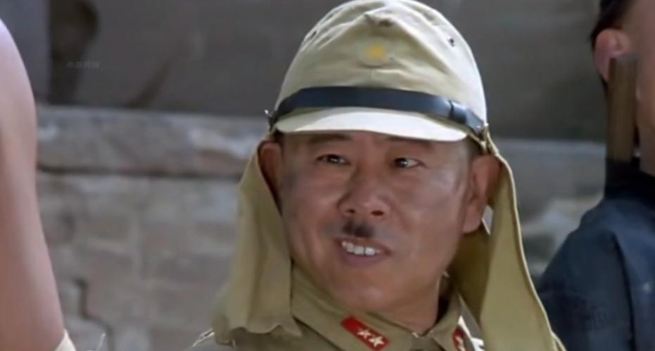 举起手来:潘长江饰演小鬼子,从头到尾都是笑点,小时候