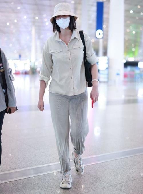 惠若琪192身高真任性穿工装衬衫配条大妈裤全靠身材撑起