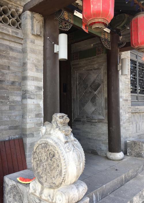 久违的大门和门墩倍感亲切.