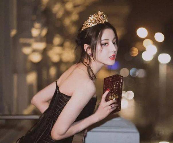 热巴头戴皇冠颜值惊艳众人网友八个字赞叹优雅性感凹凸有致