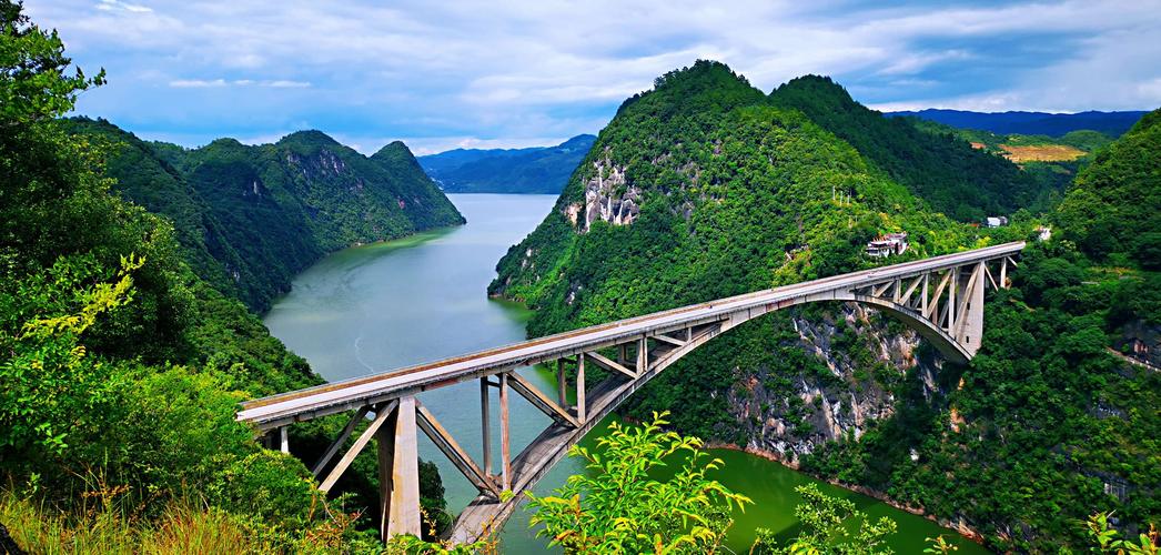 我们爬到山顶,一幅美丽画卷展现眼前,江界河大桥,跨越乌江,黔山秀水