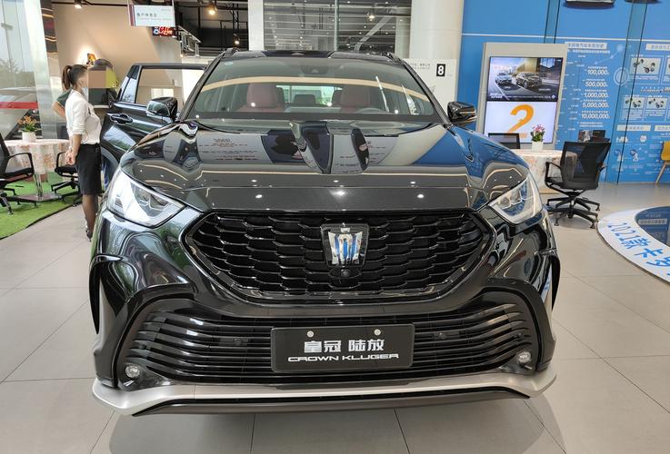 汽车看点 自媒体 正文8月27日,一汽丰田皇冠陆放正式上市,新车共提供