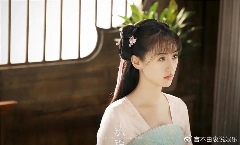 反观女主,现代女生穿越至有声书世界,面临前所未有的危机.