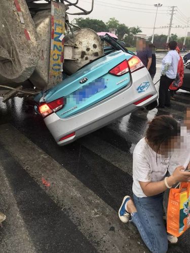 惨司机当场身亡镇江一出租车被侧翻水泥车压扁
