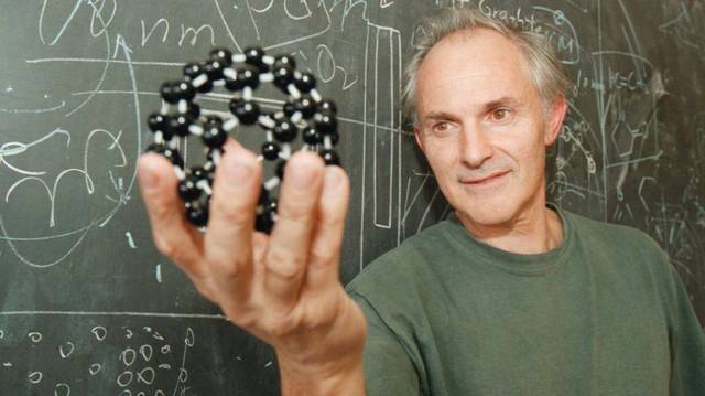化学家harrykroto因发现富勒烯而与robertcurl,richardsmalley一同