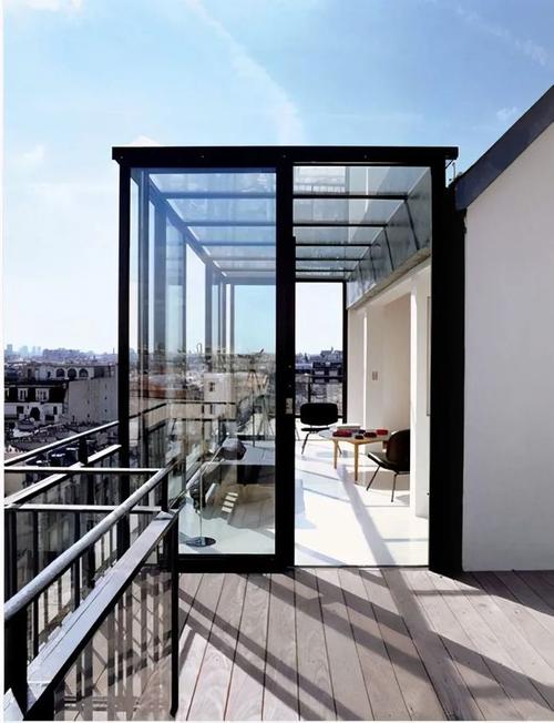 阳光房没必要太大,有1m宽过道就够了,玻璃做顶,一样当1间房用