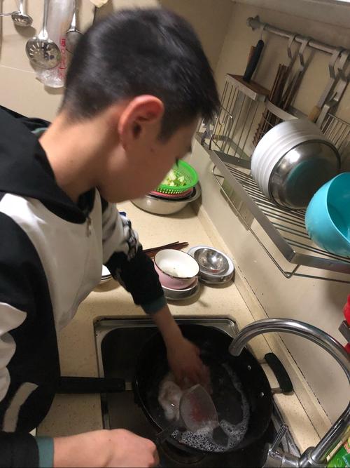 在家帮忙洗碗