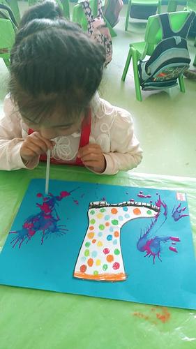 大班组创意美术――花雨靴