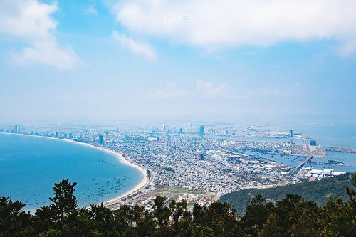 在这里除了可以俯瞰到整个岘港市的全貌,还可以在沿途窥视到越南唯一