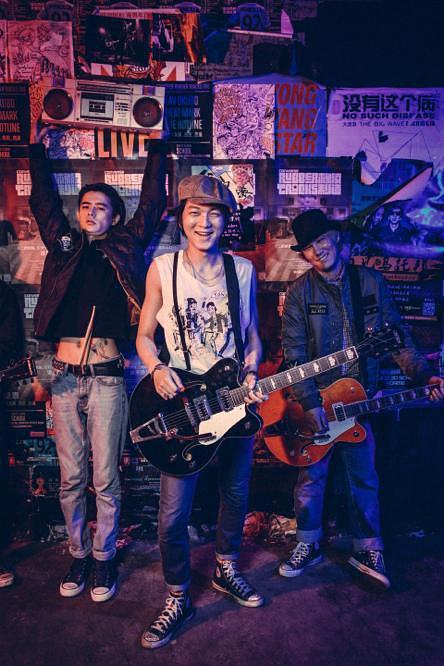 (converse匡威邀请了赌鬼/浪/哎哟三支乐队的鼓手关铮)