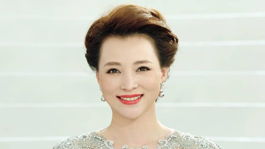 央视主持人董卿素颜照曝光:差距太大,网友:骗了多少人