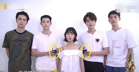 王鹤棣官鸿抢着为沈月举麦,谁注意到旁边梁靖康的表情