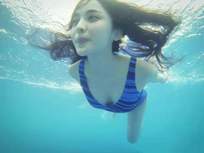 古力娜扎游泳视频被翻出穿吊带装诚意十足泳姿曼妙似美人鱼