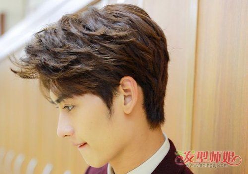 男生偏分后梳纹理烫短发发型水波效果的男生短发烫发发型,在后脑位置