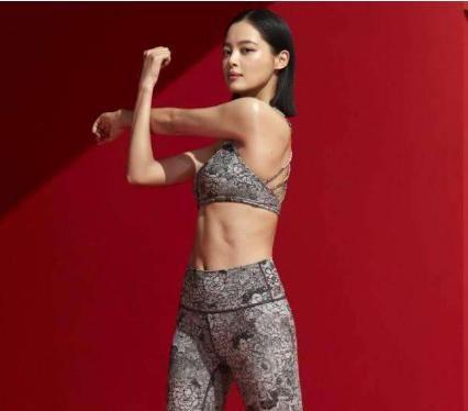 辛芷蕾健身练起瑜伽,如今穿紧身服身段柔美,看不见一丝赘肉