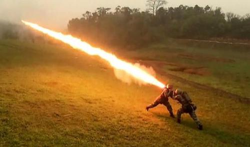 这对德国的交战国英,法,俄等国震动很大,于是也开始研制喷火器.