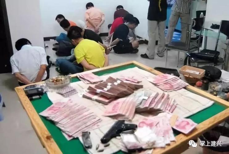 【搞快看】南部警方又抓赌了,好多人围观,千万别再赌了!