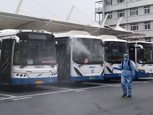 上海市为公交车消毒.
