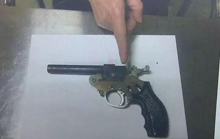 起初,这支火药枪只能发射火柴.