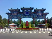 明代始建时称"泰折街"牌坊,清代雍正年间重建时改为"广厚街"